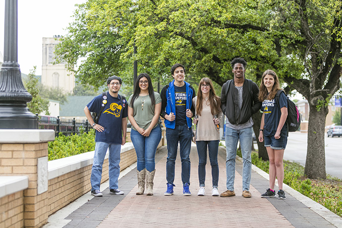 Photo of students walking together in a group on the Texas Ұ campus.